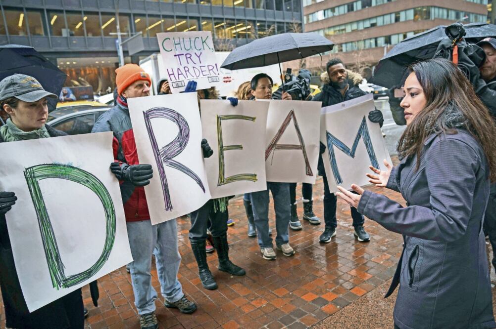 Activistas participan en una protesta en Nueva York en defensa del programa DACA y sus miles de beneficiarios (DREW ANGERER. AFP)