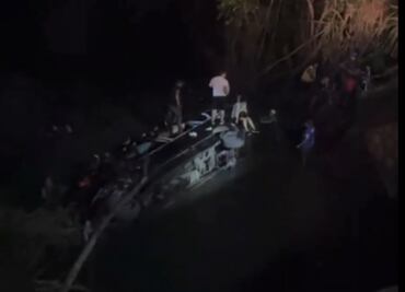 Camioneta con turistas cae en arroyo en la Huasteca potosina; reportan al menos 20 lesionados