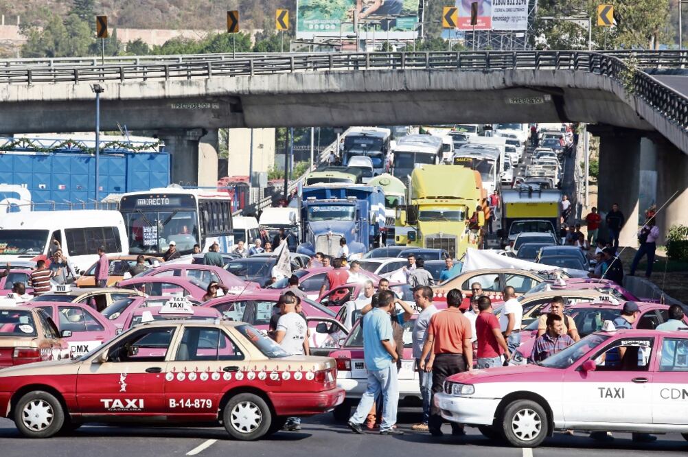 Los operadores del transporte público cerraron el paso al tránsito con sus unidades desde las 8 de la mañana y se retiraron aproximadamente a las 13:00 horas (DAVID DEOLARTE. OBTURADORMX)