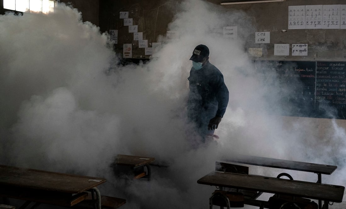 Personal haciendo desinfección de espacios ante pandemia de Covid-19. Foto: AP/Leo Correa, archivo
