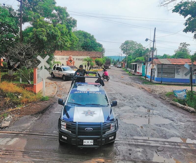 Elementos de la Policía Estatal y de la Guardia Nacional entraron ayer al municipio de Acatlán de Pérez Figueroa para reforzar la seguridad. Foto: Especial