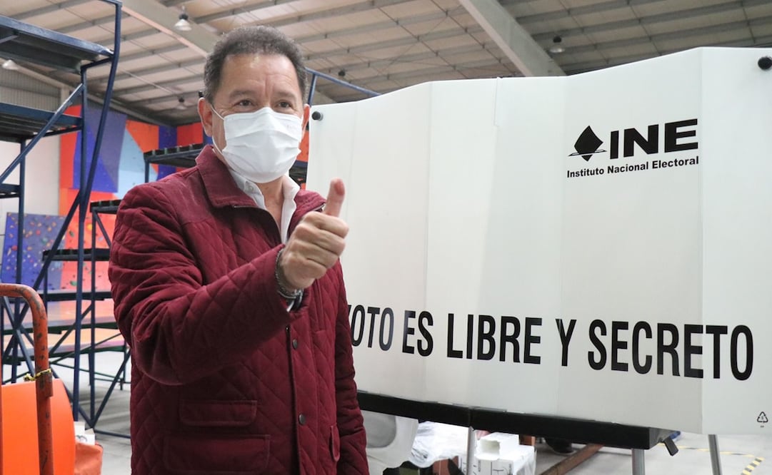 Ignacio Mier emitió su voto en Puebla. Foto: Especial