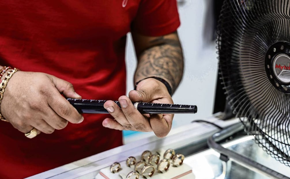 Los clientes buscan sortijas de diferente
talla, diseño y piedra, la más representativa: el diamante. Foto: Gabriel Pano / EL UNIVERSAL