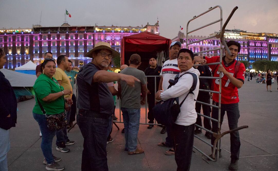 El grupo de logística colocó vallas para separar el mitin de mañana de la protesta de integrantes de la CNTE. Foto: Yaretzy Osnaya / EL UNIVERSAL