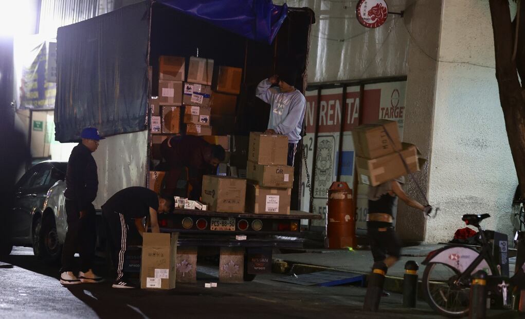 Esto ocurre principalmente durante la noche, entre las 20:00 y 23:00 horas, tiempo en el que se pudo apreciar al menos seis camiones de carga arribando a las calles de Izazaga, Nezahualcóyotl, Isabel la Católica, entre otras. Foto: Valente Rosas/EL UNIVERSAL