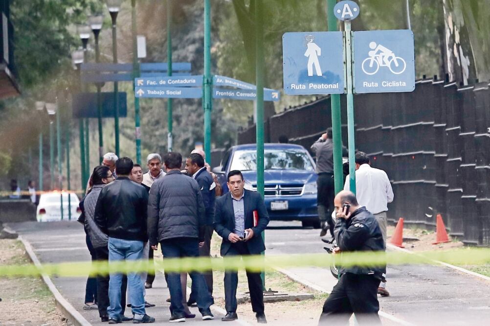 La riña se gestó en la zona conocida como Los Frontones, ubicada entre las facultades de Ingeniería y Contaduría de la Universidad Nacional Autónoma de México. Autoridades capitalinas abrieron la investigación del caso. (VALENTE ROSAS. EL UNIVERSAL)