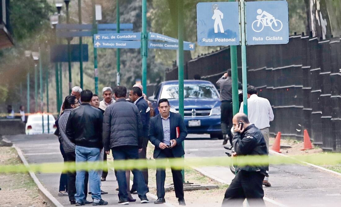 La riña se gestó en la zona conocida como Los Frontones, ubicada entre las facultades de Ingeniería y Contaduría de la Universidad Nacional Autónoma de México. Autoridades capitalinas abrieron la investigación del caso. (VALENTE ROSAS. EL UNIVERSAL)