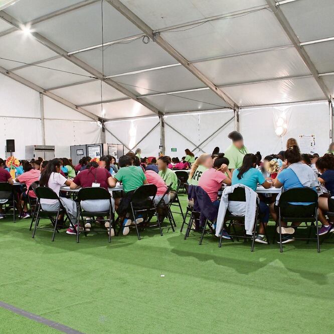 Imagen del 12 de octubre de niños que fueron separados de sus padres al cruzar la frontera en el campamento de Tornillo, en Texas. Foto: REUTERS