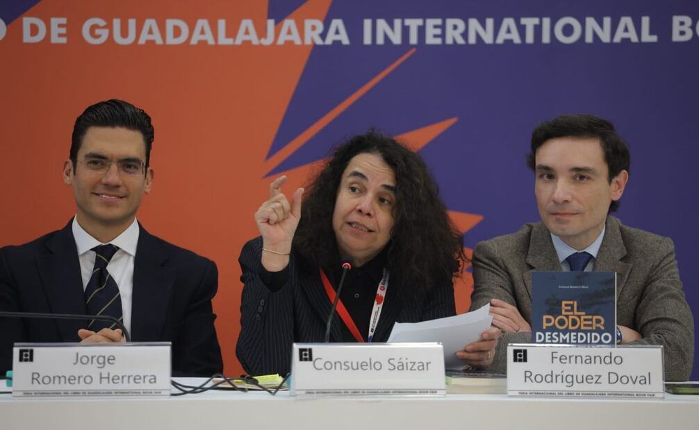 Jorge Romero, Consuelo Sáizar y Fernando Rodríguez Doval durante la presentación de los libros “El poder desmedido: cómo se desmanteló la democracia en México” y “27 Reglas del Líder Humanista” en la FIL Guadalajara este domingo 30 de noviembre de 2025. Foto: Gabriel Pano/ EL UNIVERSAL