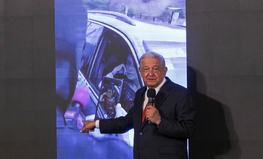 López Obrador mostró en su mañanera la retención de encapuchados a Claudia Sheinbaum. Foto: EFE