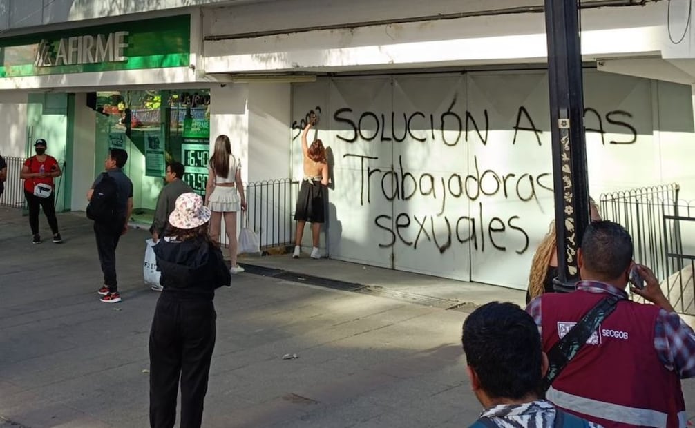 Trabajadoras sexuales se manifiestan frente a oficinas de SEBIEN para exigir ampliar apoyo; protesta deriva en destrozos.
Foto: Especial.