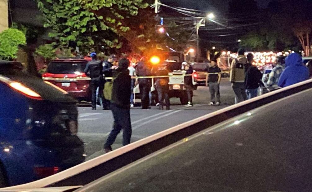 Familiares y vecinos del fallecido se mantuvieron junto a él mientras peritos de la Fiscalía General de Justicia realizaban el levantamiento del cuerpo. Foto: Juan Carlos Williams
