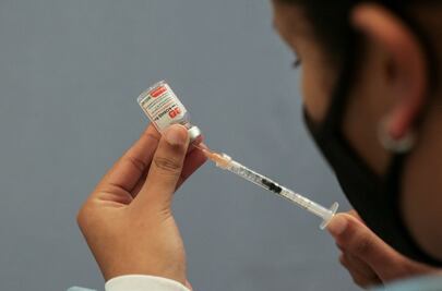 Vacuna Sputnik V, de efectividad "dos veces superior" a la de Pfizer contra ómicron: creadores 