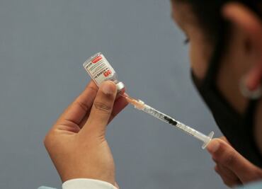 Vacuna Sputnik V, de efectividad "dos veces superior" a la de Pfizer contra ómicron: creadores