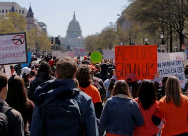 Miles de estudiantes vuelven a protestar para exigir un mayor control de armas