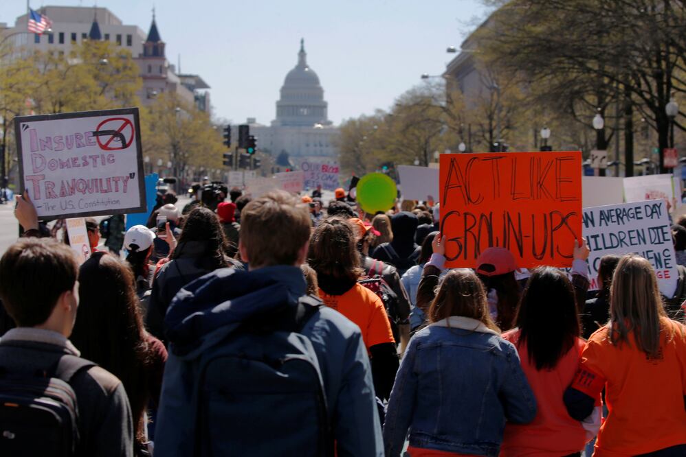 Los estudiantes caminan rumbo al Capitolio de EU, como parte de una marcha a nivel nacional para conmemorar el 19 aniversario del tiroteo masivo de la Escuela Secundaria Columbine (Foto: AFP)