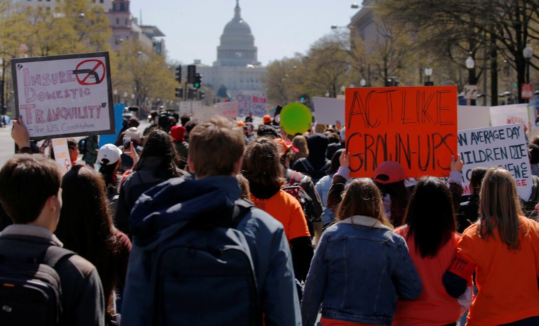 Los estudiantes caminan rumbo al Capitolio de EU, como parte de una marcha a nivel nacional para conmemorar el 19 aniversario del tiroteo masivo de la Escuela Secundaria Columbine (Foto: AFP)
