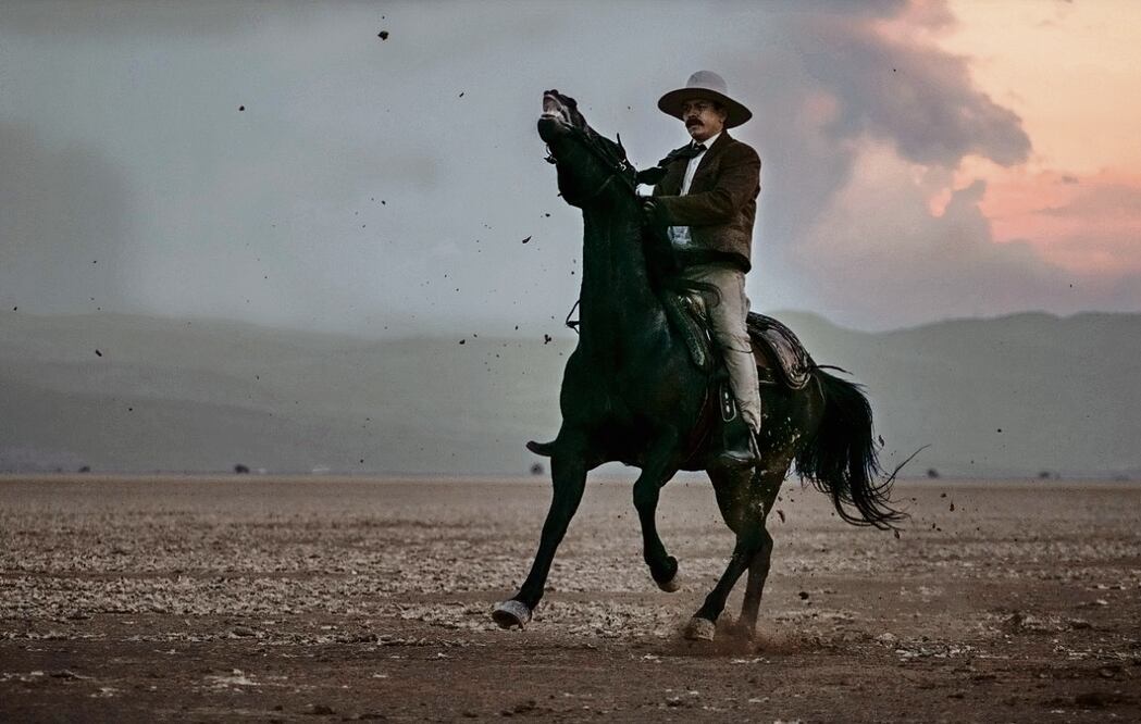 El actor Jorge A. Jiménez (Villa) puso a prueba su habilidades de montar a caballo y usar armas. Foto: STAR+