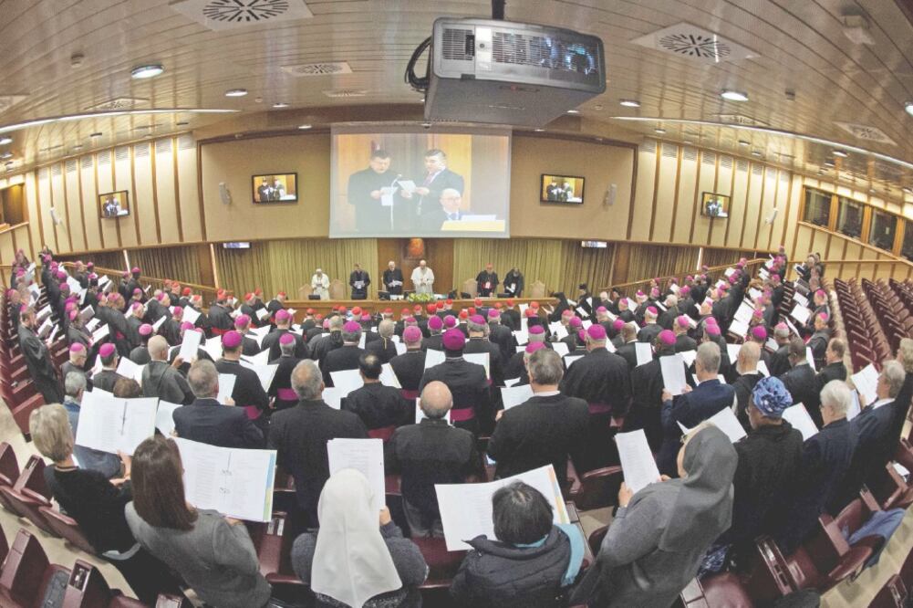 El papa Francisco inauguró ayer en el Vaticano una cumbre para evaluar qué medidas tomar ante los abusos sexuales perpetrados por sacerdotes contra menores. El evento concluye este domingo. Foto: REUTERS
