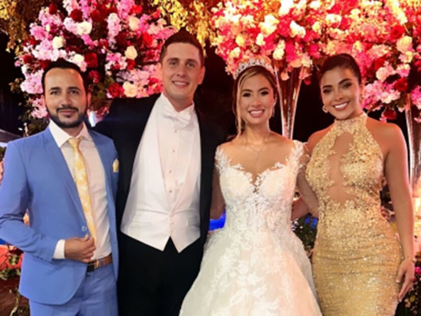 La que quizás sea la última foto de la modelo Landy Párrraga (con vestido dorado), durante una boda en la ciudad ecuatoriana de Quevedo. FOTO: INSTAGRAM