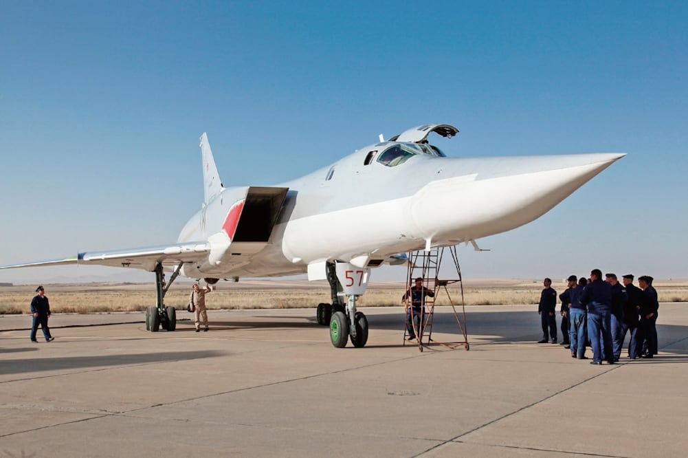 Un bombardero ruso Tu-22M3 se alista para despegar hacia Siria, desde la base aérea iraní de Hamadán (AP)
