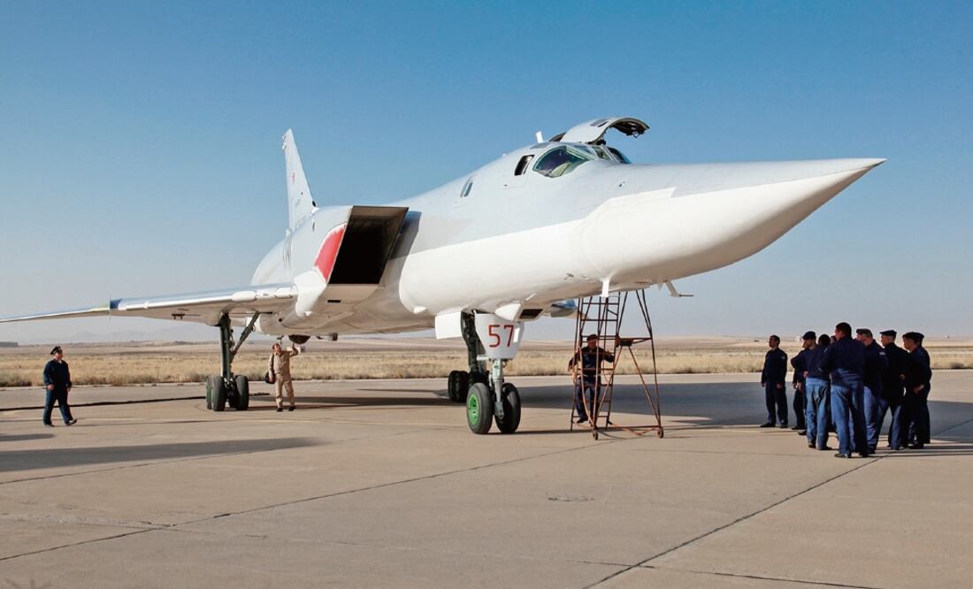 Un bombardero ruso Tu-22M3 se alista para despegar hacia Siria, desde la base aérea iraní de Hamadán (AP)
