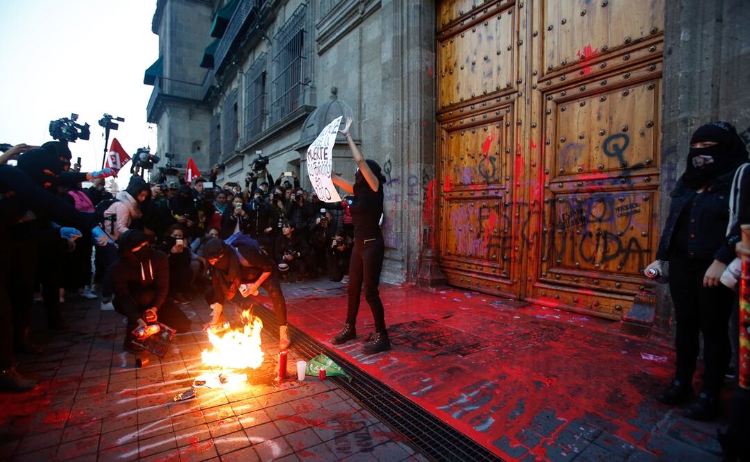 Feministas acusan que hubo infiltradas en protesta en Palacio Nacional