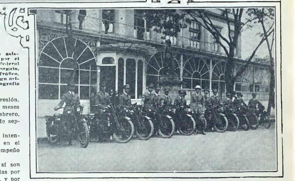 En 1923 se creó un turno especial por guardias para el Cuerpo de Motociclistas, que iniciaba su patrullaje a las ocho de la noche y terminaba a las cuatro de la mañana, horario en que algunos conductores confiados cometían imprudencias. Hemeroteca EL UNIVERSAL.