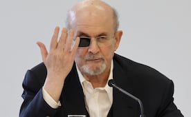 Salman Rushdie testifica en juicio por terrorismo de su atacante; "de pronto estaba en un enorme charco de sangre"