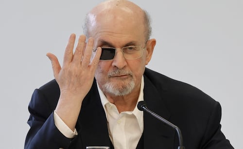 Salman Rushdie testifica en juicio por terrorismo de su atacante; "de pronto estaba en un enorme charco de sangre"