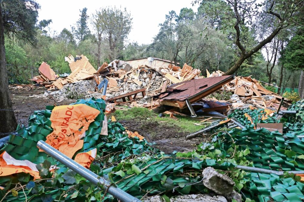 Después de la demolición de dos viviendas ubicadas en el paraje conocido como La Rufina, en el Ajusco, sólo cascajo quedó. (SAÚL LÓPEZ. CUARTOSCURO)