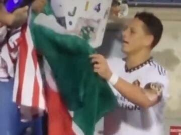 VIDEO. Critican a Chicharito Hernández por arrojar bandera de México al piso