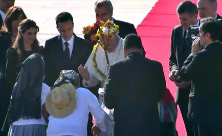 Indígenas entregan a Papa bastón de mando y flores