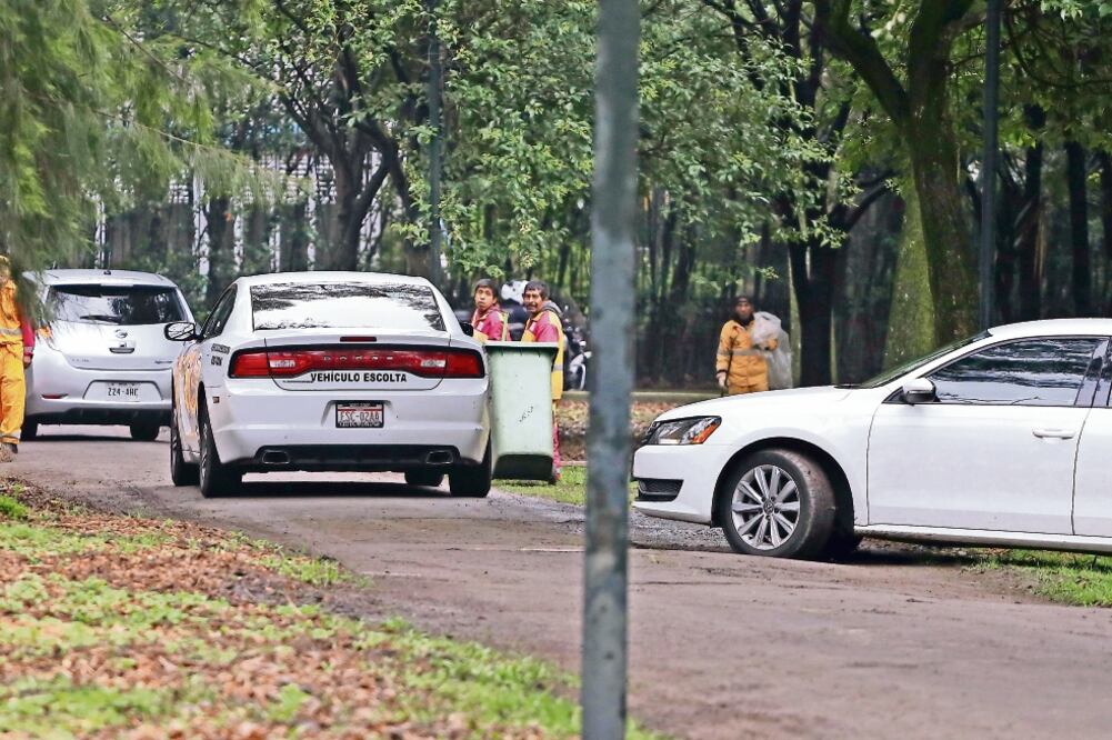 Tras el mandatario capitalino se enfilaron dos autos: el primero portaba placas rojas y la leyenda “Vehículo Escolta” a los lados y la parte trasera, como lo obliga el nuevo reglamento de Seguridad Privada (FOTO: BERENICE FREGOSO. EL UNIVERSAL)