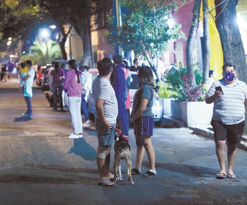 Alrededor de las 21:06 horas, las personas desalojaron sus viviendas al escuchar la alerta sísmica. Foto: GERMÁN ESPINOSA. EL UNIVERSAL