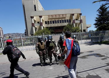 Evacúan el Congreso de Chile por disturbios en los alrededores del lugar