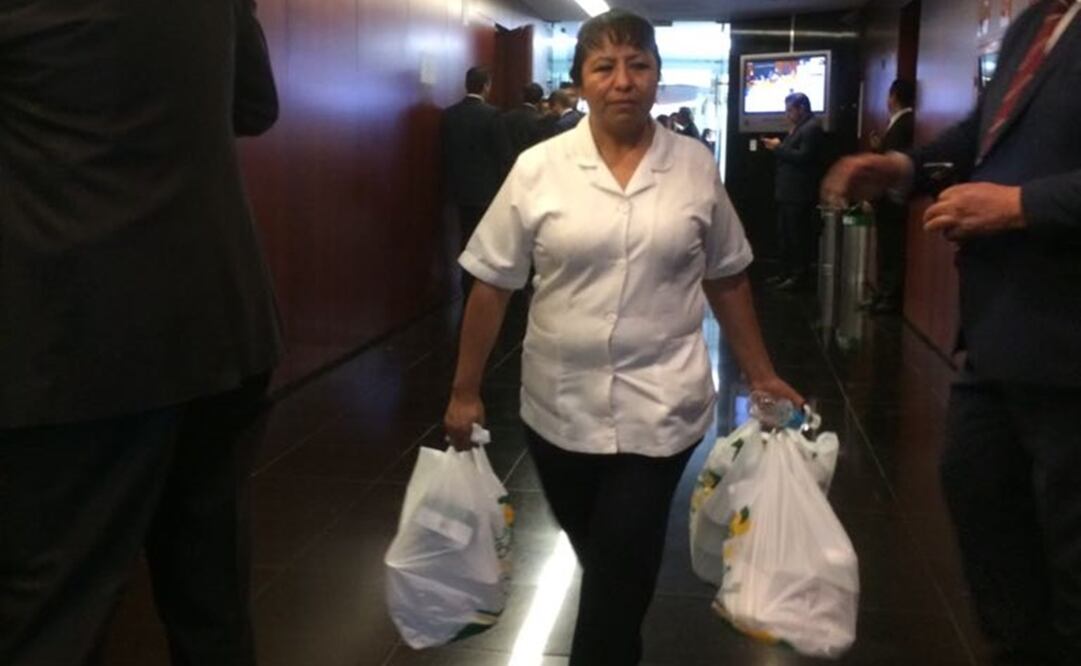Trabajadores fueron comisionados a ir por los alimentos para los Senadores, así que se les vio ingresar con bolsas de comida (CARINA GARCÍA)