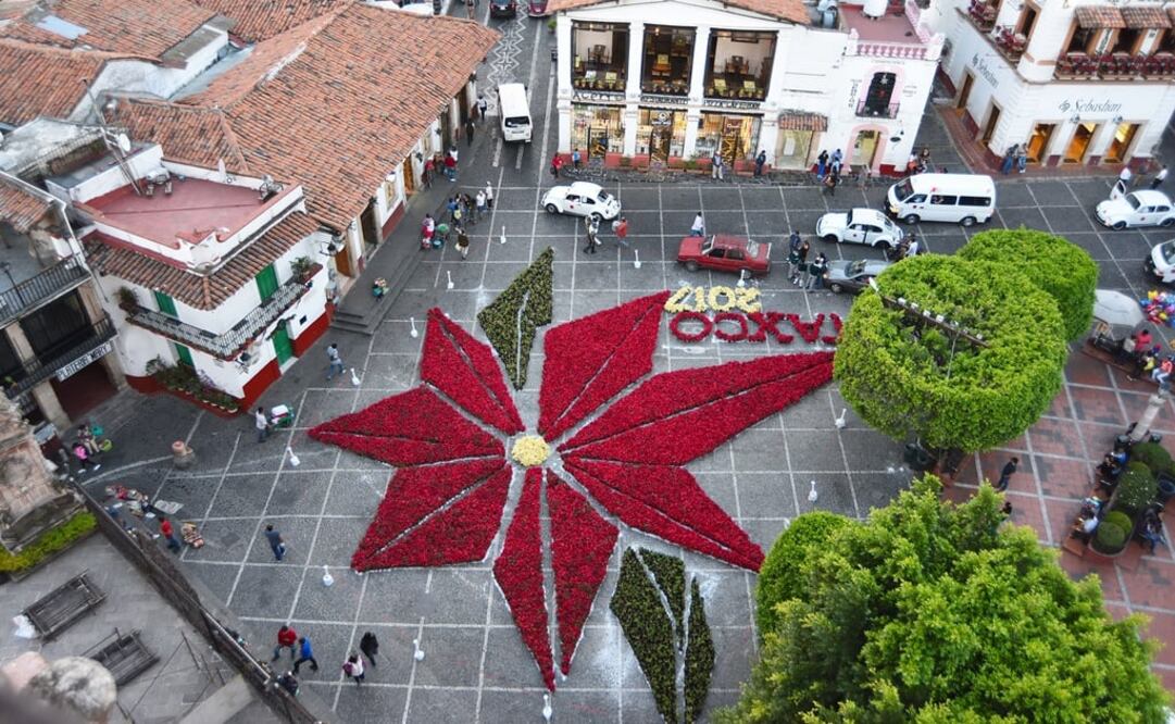 (Flor gigantesca de pascua que se elabora anualmente en el zócalo de Taxco. Foto: Salvador Cisneros)