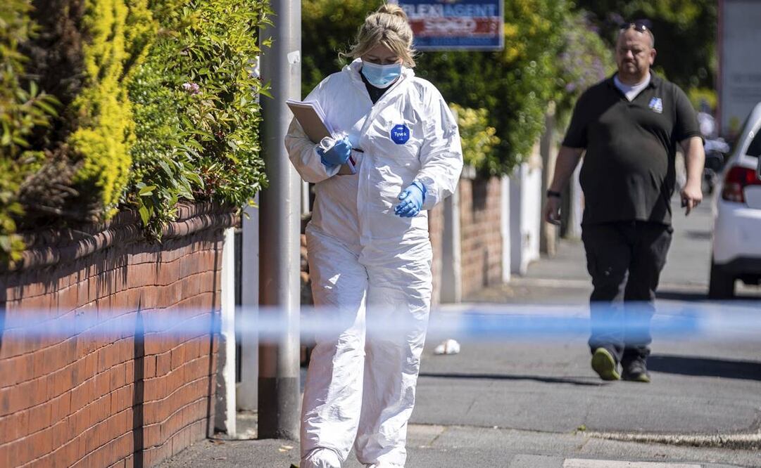 Un oficial de policía de escenas del crimen  trabaja en la escena en Southport. Foto: AP