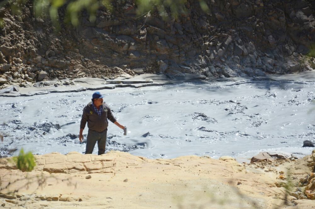 En abril de 2015, aguas plomosas cargadas de tóxicos corrían por un afluente de Cananea con salida desde la puerta 5 de Buenavista del Cobre (ESPECIAL)