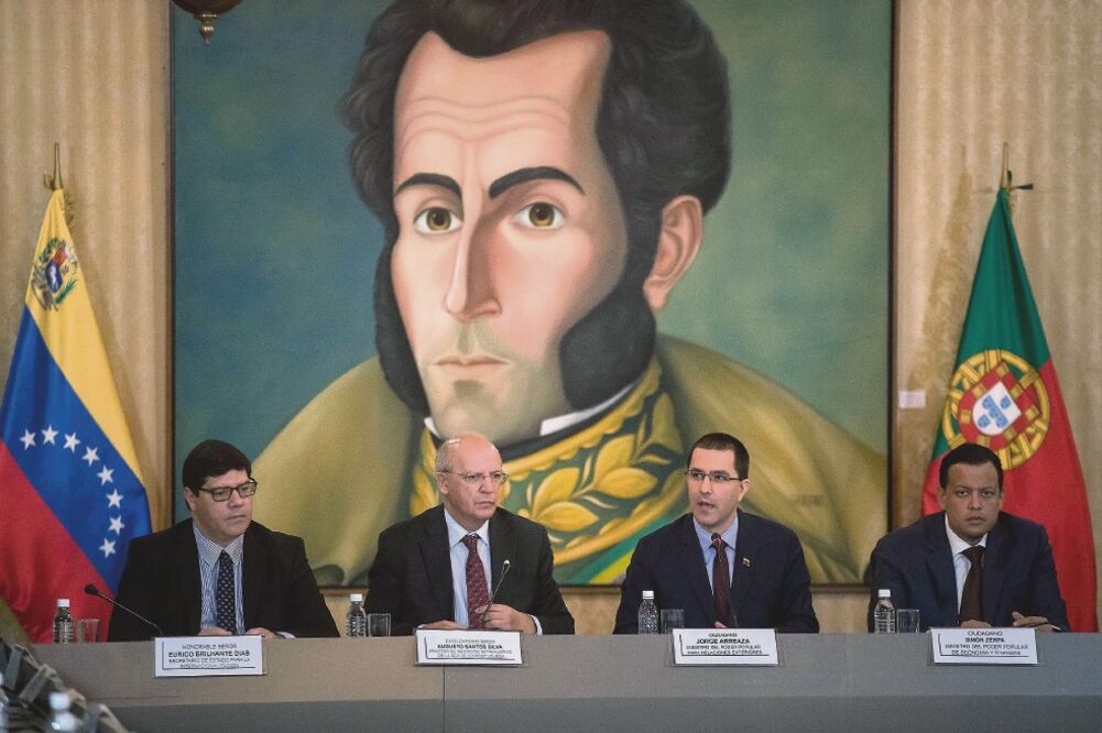 El ministro de Exteriores de Portugal, Augusto Santos Silva (segundo izq.) con el canciller de Venezuela, Jorge Arreaza (tercero izq.), ayer en Caracas (MIGUEL GUTIÉRREZ. EFE)