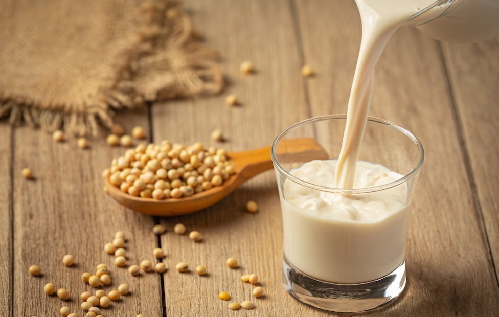 La bebida de soya es la única opción de origen vegetal cuyo perfil de proteínas y aminoácidos esenciales se equipara al de la leche de vaca. Foto: Magnific.