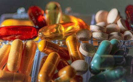 Primeros medicamentos diseñados por IA serán ensayados en un año, según premio Nobel; destaca beneficios de esta tecnología