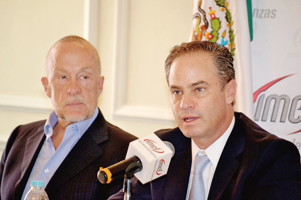 Joaquín Gándara (der.), presidente del IMEF, dijo que el esquema de interven c ió n se hace para proveer de liquidez, no para manipular el tipo de cambio (ESPECIAL)