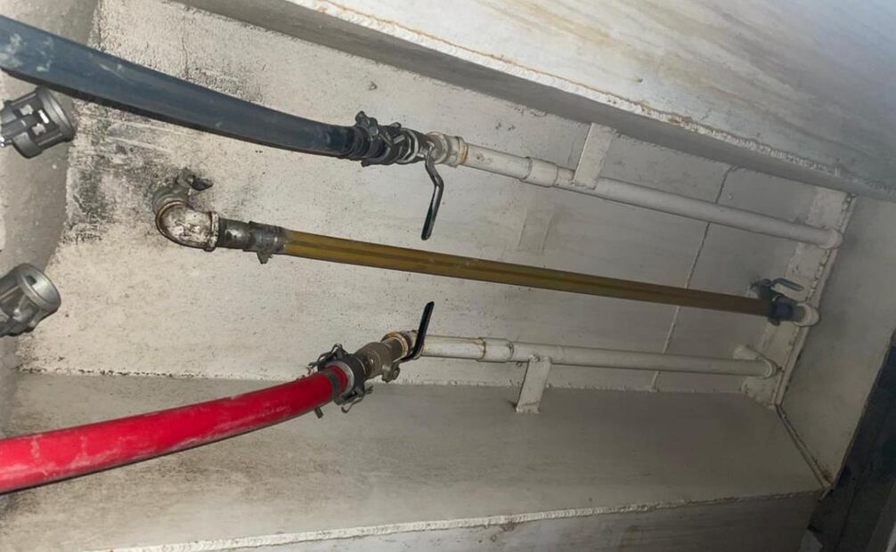 FGR asegura en cateo 30 mil litros de combustible e inhabilita una toma clandestina en Escobedo, Nuevo León. Foto: Especial