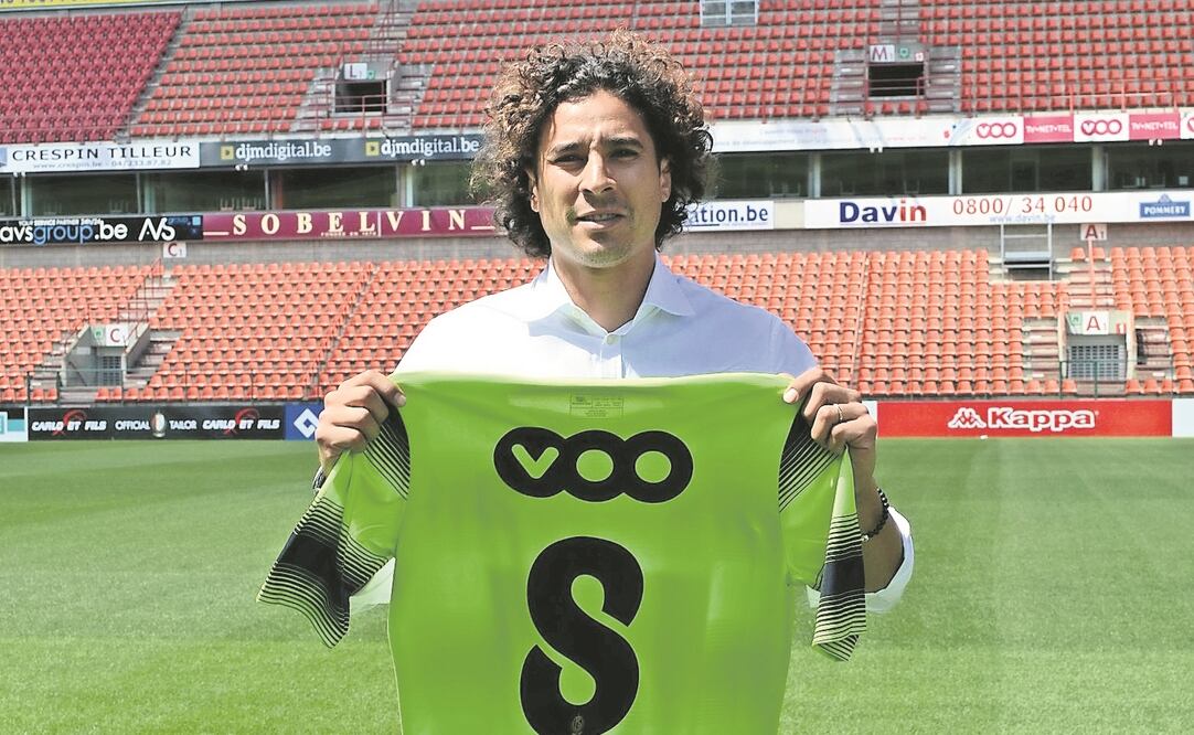 Paco Memo mostró su casaca en el estadio Maurice Dufrasne (TWITTER)