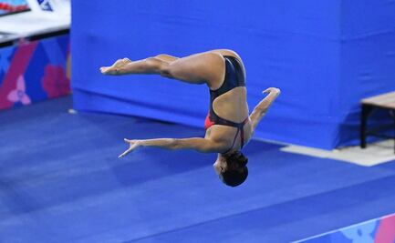 Paola Espinosa a la baja; vuelve a sufrir en trampolín individual