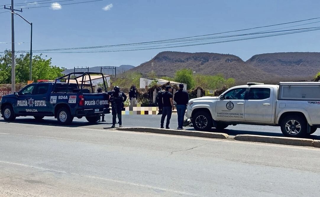 Elementos acuden a levantar el cuerpo de un vendedor de tamales, abandonado a un costado de la carretera que conduce a la sindicatura de Sanalona. Foto: Especial