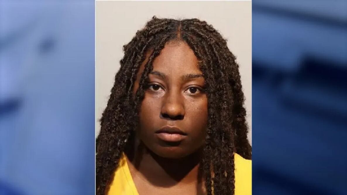 Alicia Moore, de 24 años, dejó a dos niños "que no podían cuidar de sí mismos" dentro de un vehículo, que se incendió, según el informe. Foto: Cárcel del Condado de Seminole.