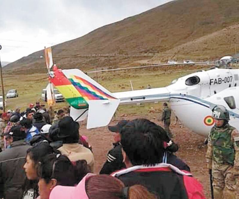 El helicóptero en el que viajaba el presidente boliviano, Evo Morales, tuvo que hacer un aterrizaje de emergencia por una falla mecánica. TOMADA DE TWITTER